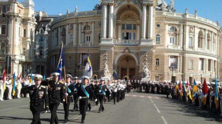 В Одессе прошел марш с участием курсантов морских и военных вузов