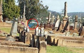 Странный голубоватый туман, который напоминает призрака тоже был запечатлен на местном кладбище