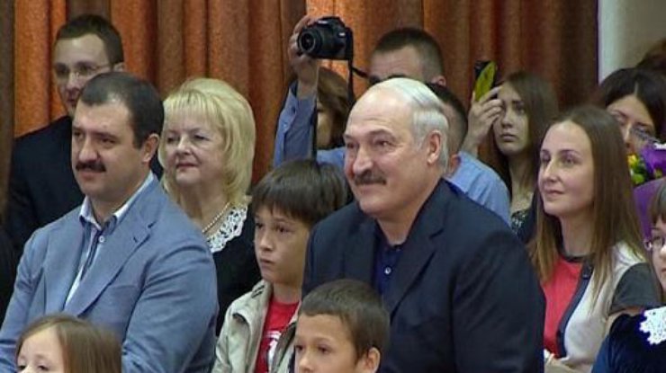 Лукашенко пришел на детский концерт. Фото belaruspartisan.org