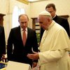 Папа Римский подарил опоздавшему Путину ангела-миротворца (фото)