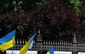 Флеш-моб с "русскими солдатами и девушкой - Украина"