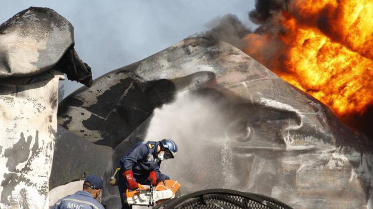 Хвост от пожара на нефтебазе направлен в сторону Обухова. Фото ГосЧС