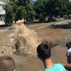 В Киеве на Троещине пробило канализацию 25-метровым фонтаном (фото, видео)