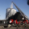 Пожар на нефтебазе под Васильковом тушат пенными атаками (фото)