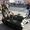 В России детей возят в военных колясках (фото)