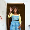 Мишель Обама прилетела в Лондон в желто-голубом платье (фото) 