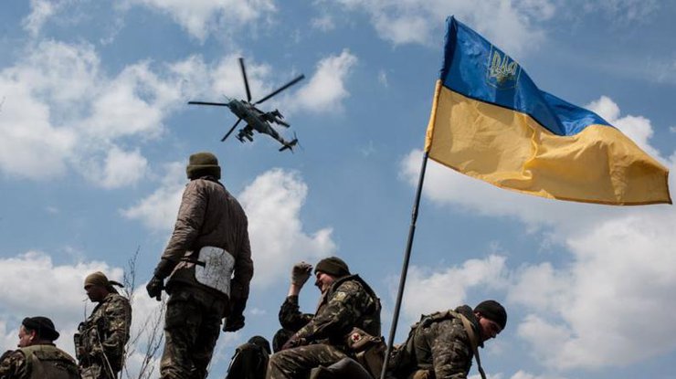 Бойцы с флагом Украины. Фото из архива