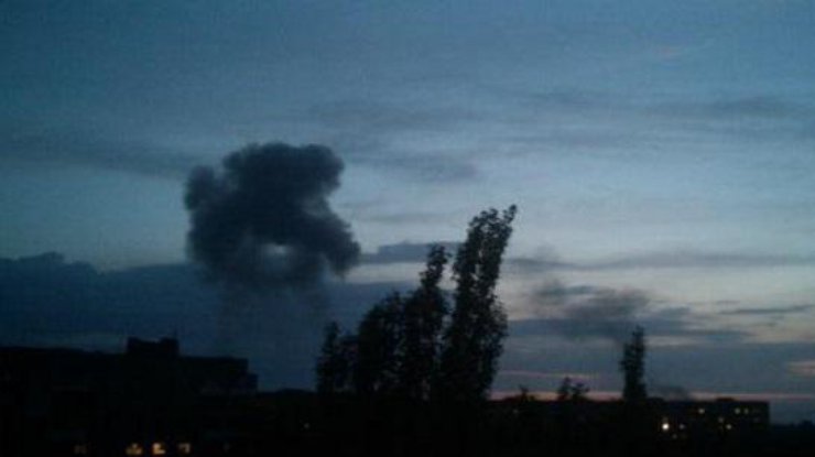 После взрыва на заводе начался пожар. Фото Твиттер Necro Mancer.