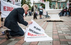 Участники акции были в масках Петра Порошенко и генпрокуроров