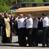 Похороны Жанны Фриске: Шепелев не отходит от гроба (фото)