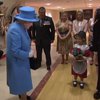 Военный ударил девочку на глазах у британской королевы (видео)