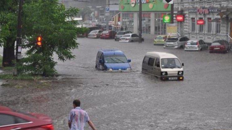 Машины плывут по улицам Днепропетровска. Фото 056.ua