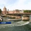 У Парижі рятують міст від "замків кохання"