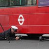 В Лондоне пешеходы подняли двухэтажный автобус над мотоциклистом (фото, видео)