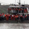 В затонувшем в Китае судне пассажиры зовут на помощь (фото)