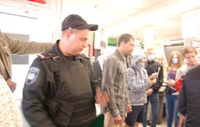 Несколько десятков человек бесплатно ели продукты в одном из супермаркетов Киева. Фото "Киеввласть"