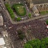Тысячи протестующих в Лондоне разожгли костер под парламентом (видео)