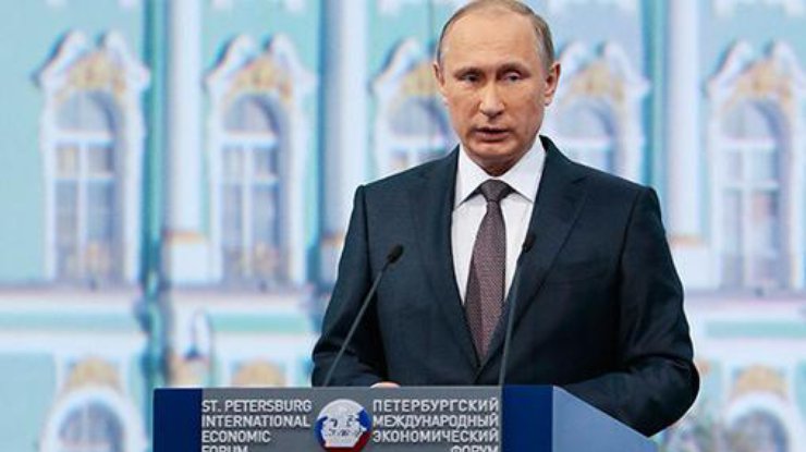 Путин выступает на экономическом форуме