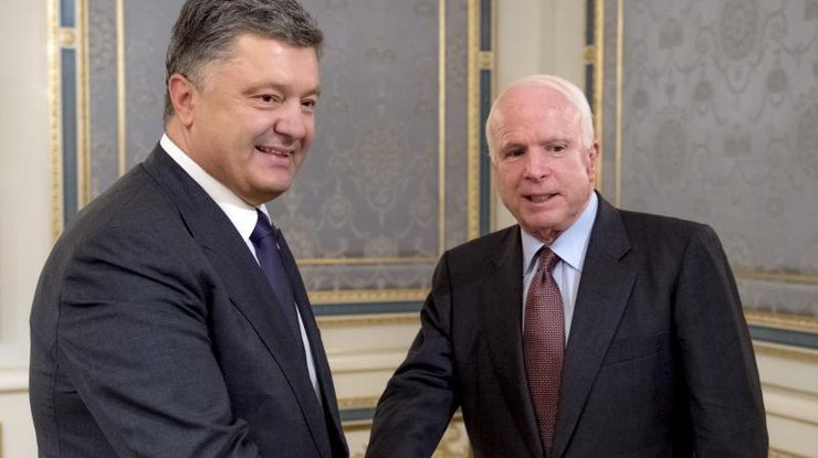 Сенатор Маккейн встретился в президентом Украины в Киеве.