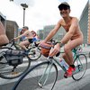 В Брюсселе голые велосипедисты требуют комфортных дорог (фото)