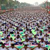 В центре Индии 35 тысяч человек занимаются йогой (фото)