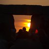 В Стоунхендже фантастический закат солнца собрал тысячи людей (фото)