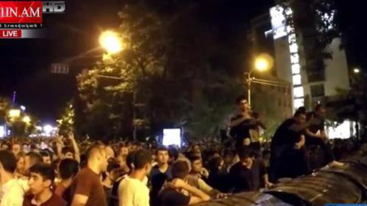 Первые баррикады в Ереване. Фото: twitter/@GraniTweet