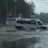 После мощного ливня по улицам Челябинска плывут машины (фото)