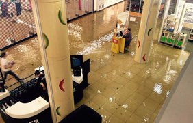 В Челябинске подтопило торговый центр. VKontakte/chelyabinsk_podslushano