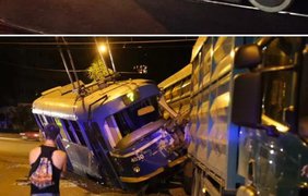 В Одессе грузовик въехал в трамвай 