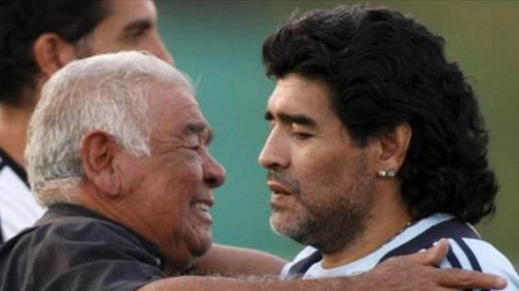 Дон Диего Марадона с легендарным сыном. Фото: alwasat.ly