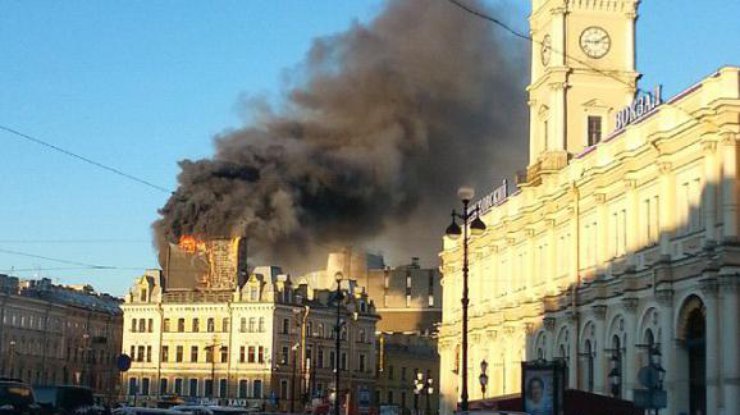Пожар в центре Санкт-Петербурга. Фото: Twitter/martin_camera