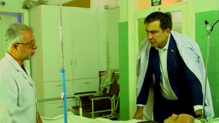 Саакашвили навестил раненого милиционера