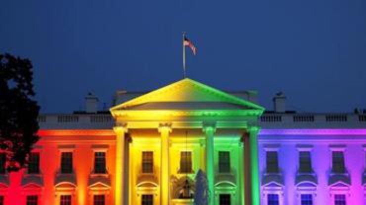 Здание Белого дома было подсвечено цветами радуги