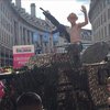 Голый Путин на танке "расстреливал" гей-парад в Лондоне (фото)