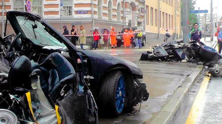Автомобиль разорвало на 2 части. Фото информагентство "Москва"