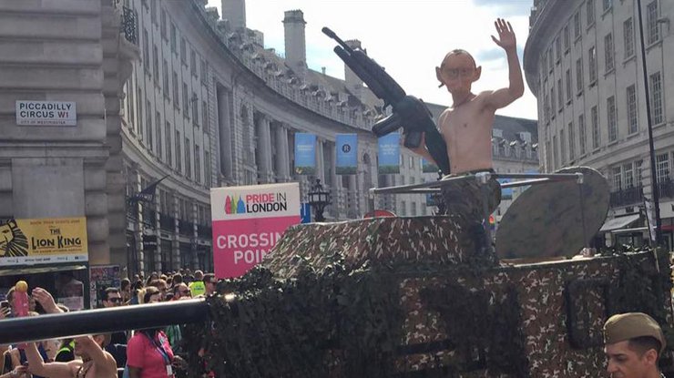 Кукла Путина на танке проехалась по центру Лондона. Фото Алексея Лушникова