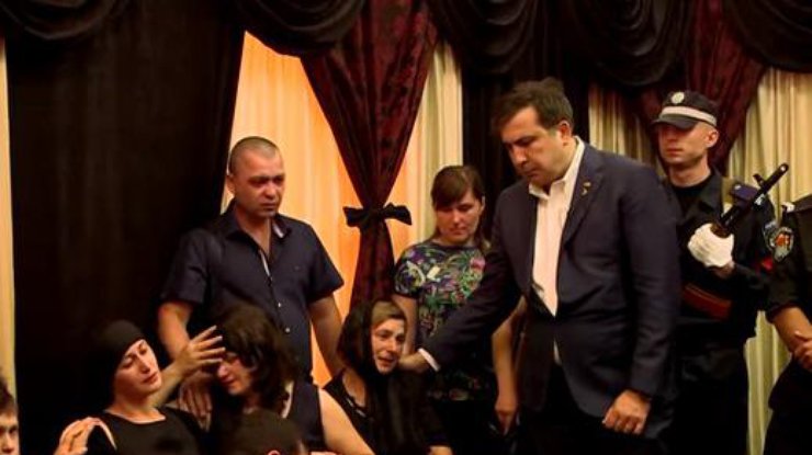 Саакашвили приехал попрощаться с убитым милиционером