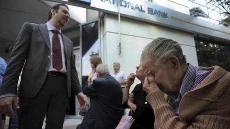 Пенсионеры выстраиваются в огромные очереди под банками. Фото rt.com