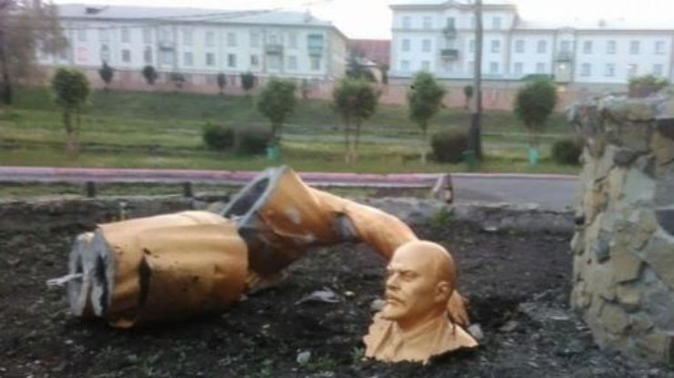 Пьяный россиянин разбомбил памятник Ленину ради селфи. Фото flashsiberia.com