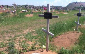 Безымянные могилы в Донецке