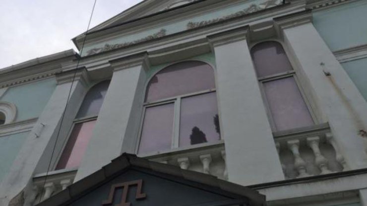 С фасада здания Меджлиса сорвали флаг