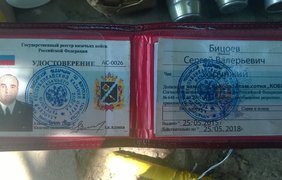 Бойцы показали документы, оружие и снаряжение наемников из России