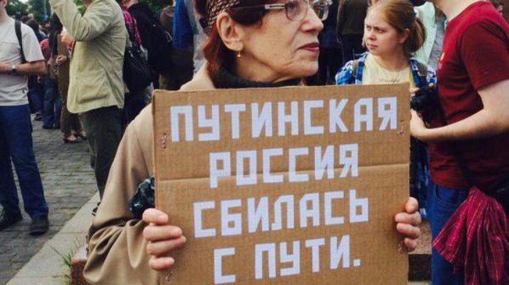 Протестующие собрались на Суворовской площади. Источник: elise.com.ua