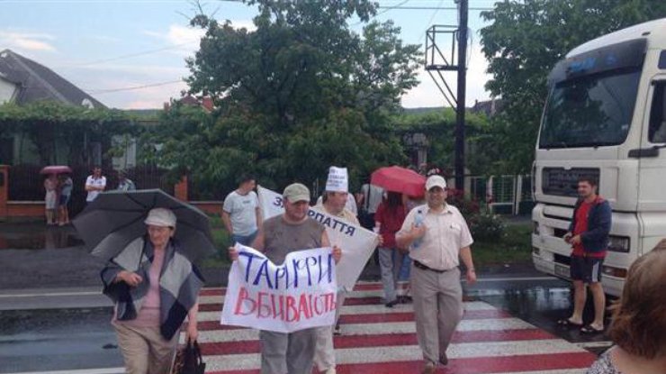 Под Ужгородом перекрыли дорогу международного значения. Фото mukachevo.net