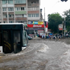 Симферополь затопило: люди и машины передвигаются вплавь (фото)
