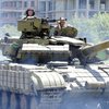 В округи Донецка стягивают танки, БТРы и военные грузовики