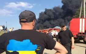 Нефтебаза в Васильсковском районе продолжает гореть почти сутки. Фото Sergiy Karazy