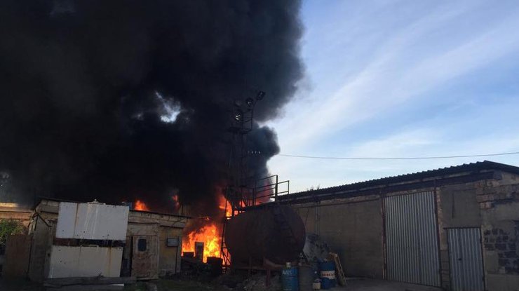 В Донецке из-за обстрелов загорелось несколько зданий