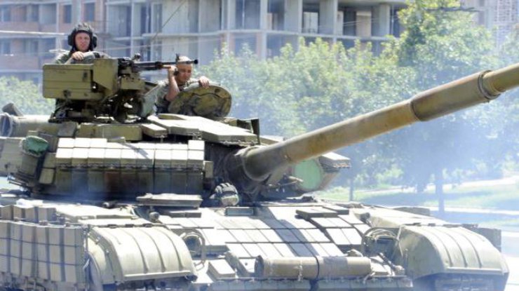 В районе Комсомольского и Андреевки обнаружены 7 танков, 25 БТРов и 35 военных грузовиков